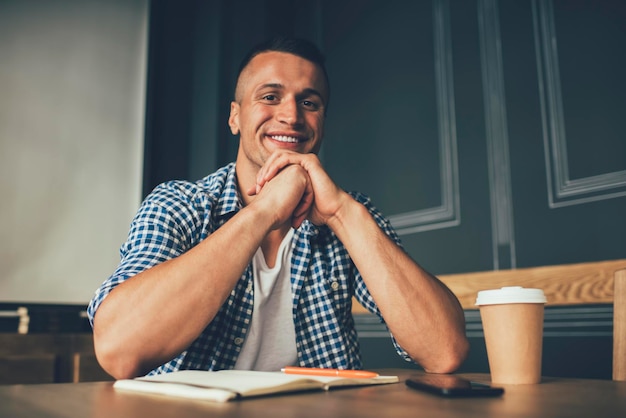 Vrolijke man aan het werk aan project in kamer