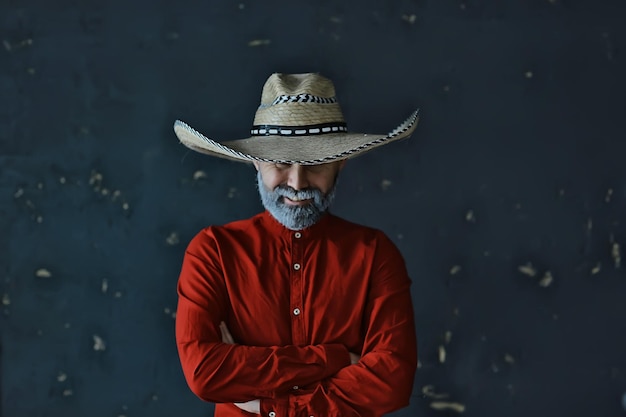 vrolijke man baard sambrero stijl mexico carnaval hipster reizen