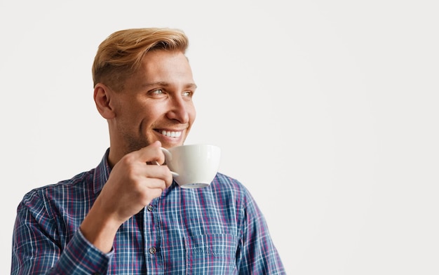 Vrolijke man die drinkt en wegkijkt