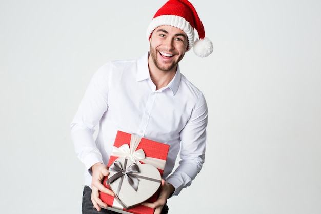 Vrolijke man in kerstmuts met geschenken