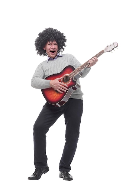 Vrolijke man met een gitaar. geïsoleerd op een witte