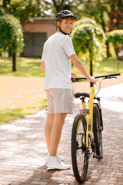 Vrolijke man met fiets draaide zijn hoofd