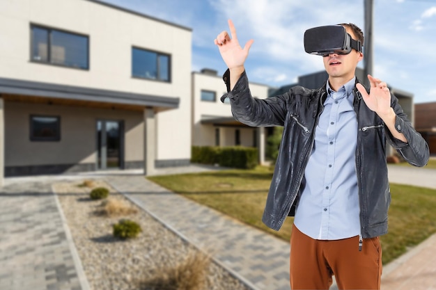 Vrolijke man met virtuele bril voor nieuw huis.