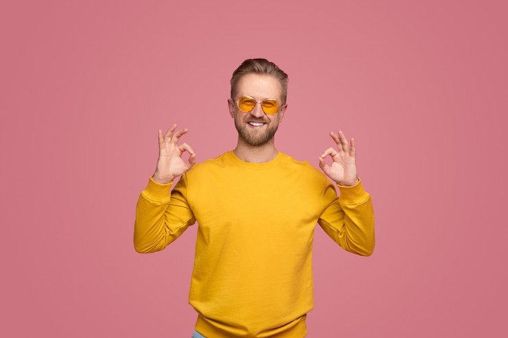 Foto vrolijke man ok gebaar tonen en camera kijken