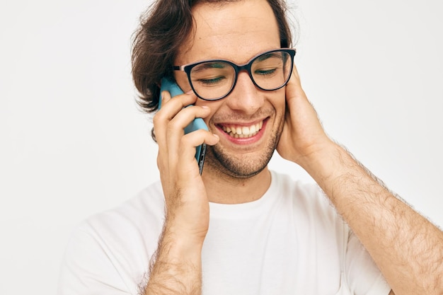 Vrolijke man praten aan de telefoon technologieën geïsoleerde achtergrond