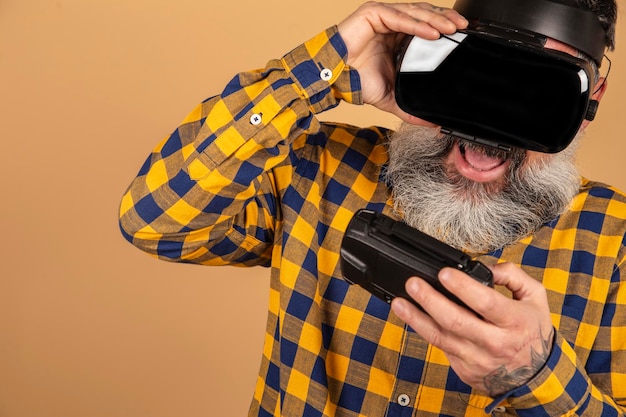 Vrolijke man van middelbare leeftijd met 3D-bril speelt een console, virtual reality