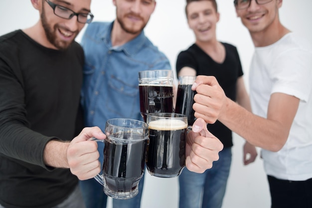 Vrolijke mensen houden grote bierpul vol bier en kijken naar camera geïsoleerd op een witte achtergrond