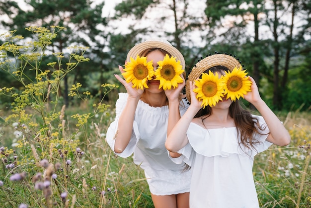 Vrolijke moeder en haar dochtertje hebben samen plezier in het zomeroppervlak