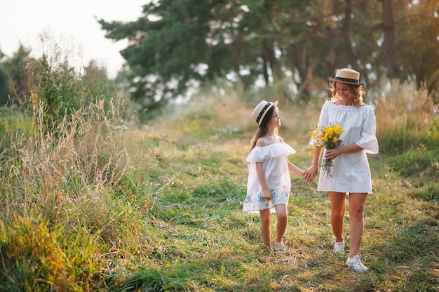 Vrolijke moeder en haar dochtertje hebben samen plezier in het zomeroppervlak