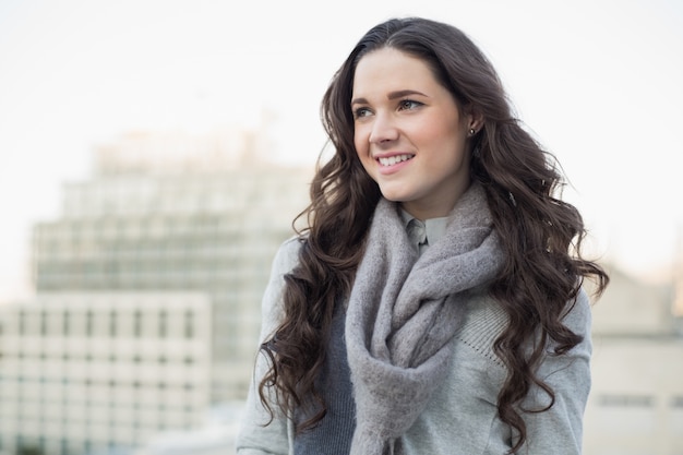 Vrolijke mooie vrouw in winterkleren stellen