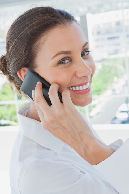 Vrolijke onderneemster die een telefoongesprek heeft