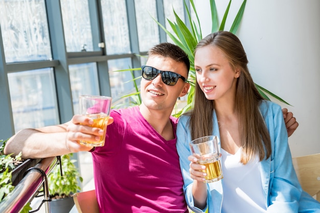 Vrolijke paar in de kroeg. bier drinken, praten, plezier maken.