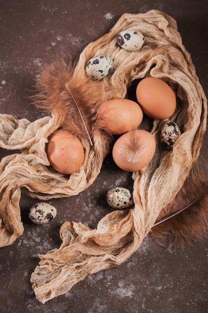 Vrolijke paaskaart met natuurlijke kleur eieren