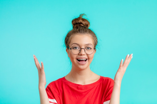 Vrolijke positieve student is blij om goede resultaten te behalen met studeren