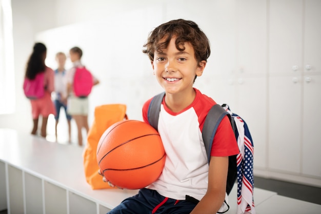 Foto vrolijke schooljongen opgewonden voor de les