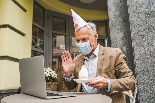 Vrolijke senior man viert zijn verjaardag