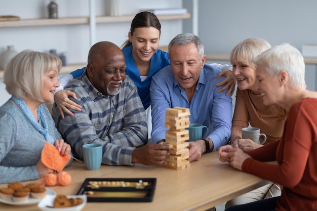 Foto vrolijke senioren die jenga betalen in verpleeghuis