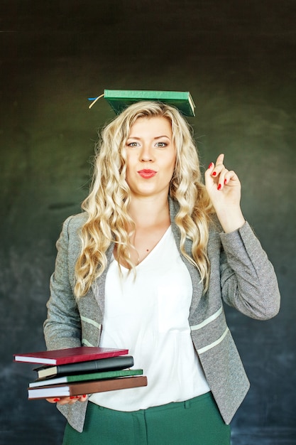 Foto vrolijke student met boeken. concept van onderwijs en onderwijs.