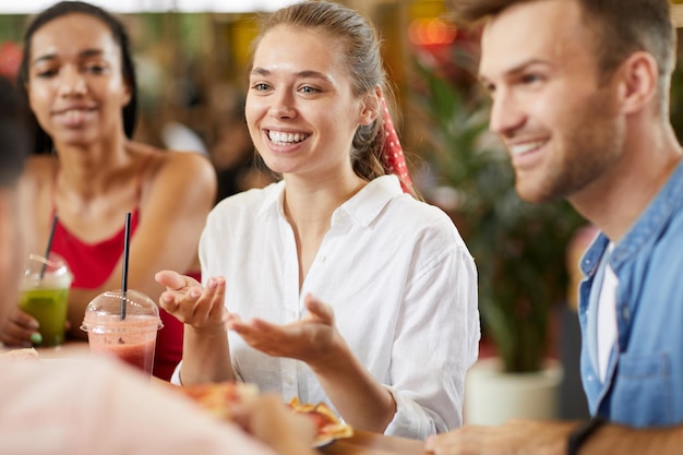 Vrolijke studenten die samen kletsen