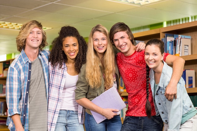 Vrolijke studenten in de bibliotheek