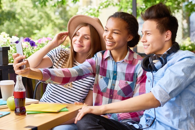 Vrolijke studenten Selfie nemen in Cafe