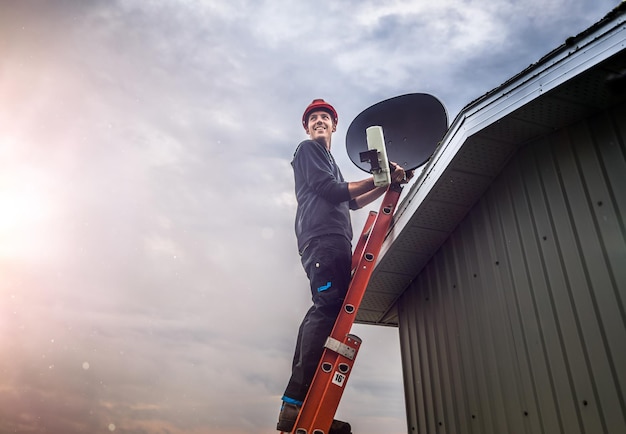 Vrolijke technicus die satelliet installeert