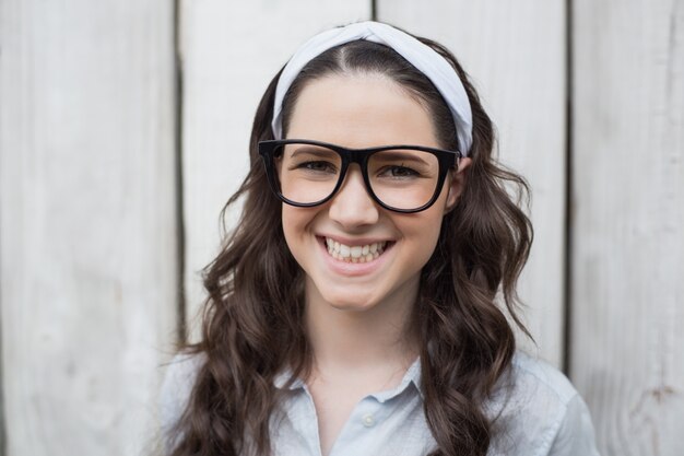 Vrolijke trendy vrouw met stijlvolle bril poseren