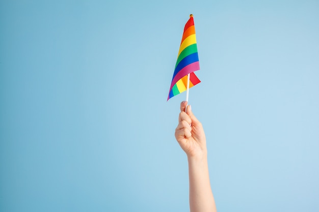 Vrolijke vlaggen in de hand van vrouwen op grijze achtergrond