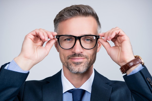 Vrolijke volwassen zakenman in zakelijk pak en bril