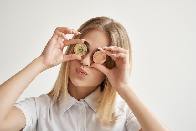 Foto vrolijke vrouw bitcoin cryptocurrency in handen geïsoleerde achtergrond hoge kwaliteit foto