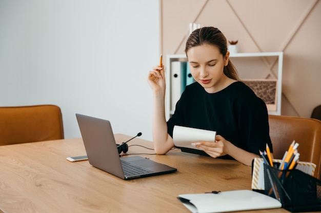 Vrolijke vrouw die aan laptop werkt