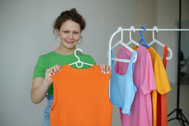 Vrolijke vrouw garderobe kleurrijke kleding jeugd stijl geïsoleerde achtergronden ongewijzigd