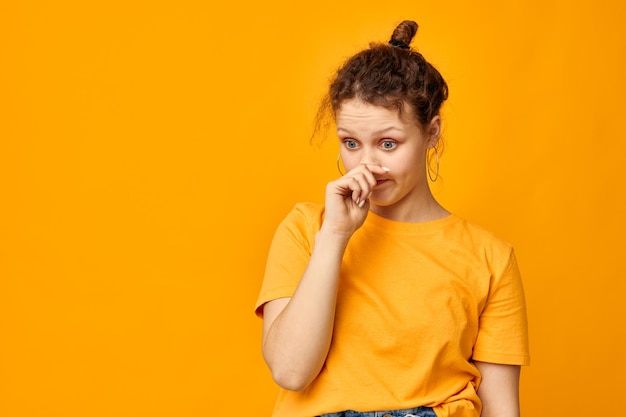 Vrolijke vrouw gebaren met handen grimas emoties geïsoleerde achtergronden ongewijzigd