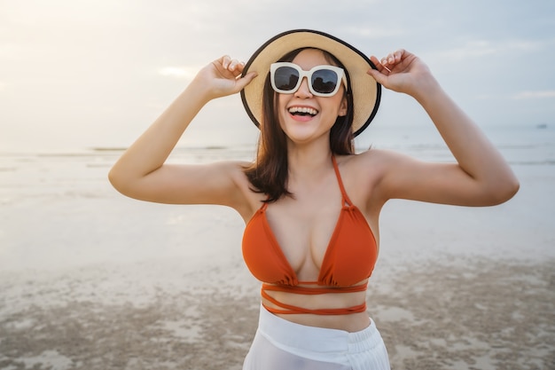 Vrolijke vrouw in bikini genieten van op het strand