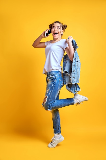 Vrolijke vrouw in casual denim kleding