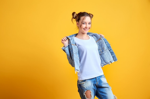 Vrolijke vrouw in casual denim kleding