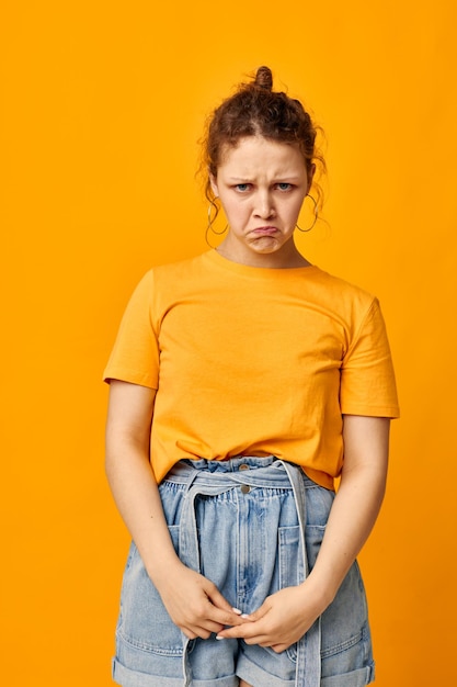 Foto vrolijke vrouw in een gele t-shirt poseren emoties gele achtergrond ongewijzigd