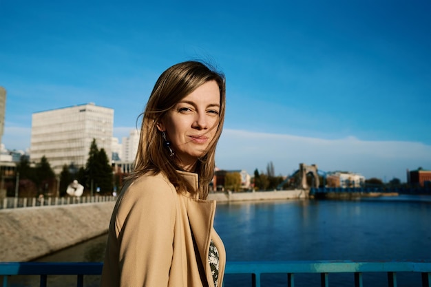 Vrolijke vrouw loopt door Europa City Street