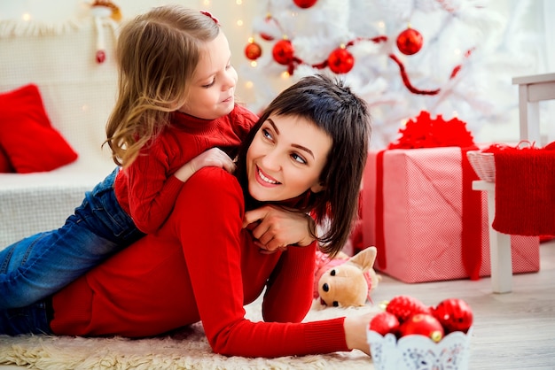 Vrolijke vrouw met dochter in Kerstmistijd