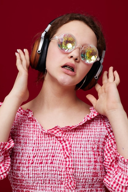Vrolijke vrouw met een bril met diamanten koptelefoon muziek close-up ongewijzigd