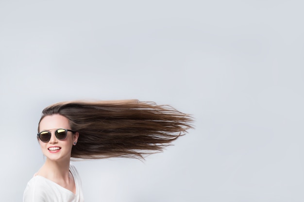 Vrolijke vrouw met haar in de wind