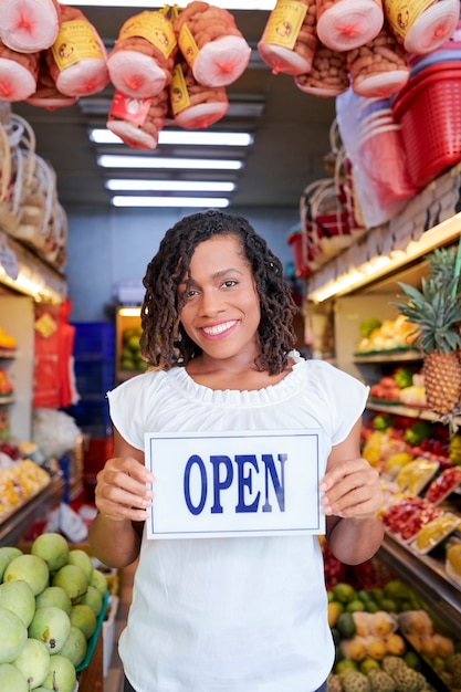 Vrolijke vrouw met open teken