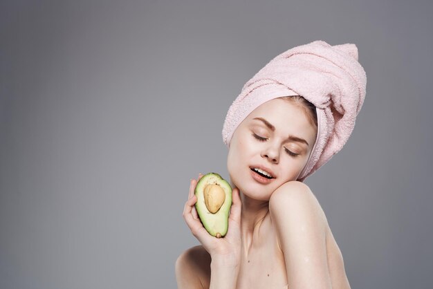 Vrolijke vrouw naakte schouders gezonde huid vitaminen avocado levensstijl