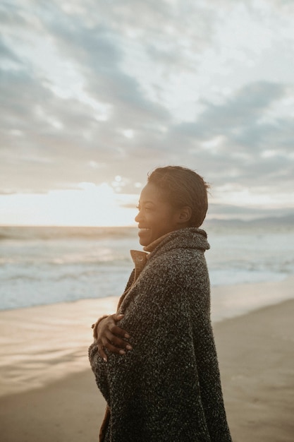 Vrolijke vrouw op het strand op een koude zomernacht