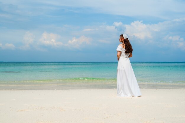 Vrolijke vrouw op het strand van Koh MunNork Island, Rayong, Thailand