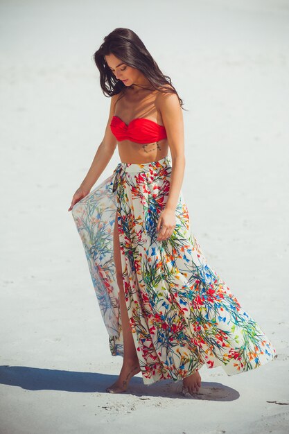 Vrolijke vrouw op het strand