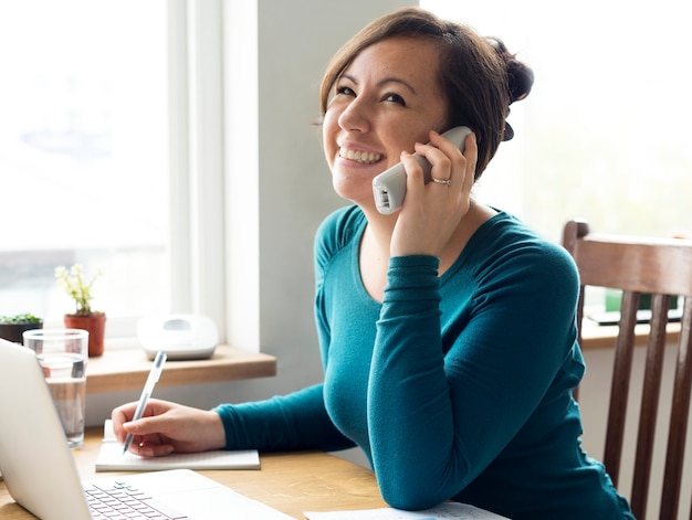 Vrolijke vrouw praten aan de telefoon