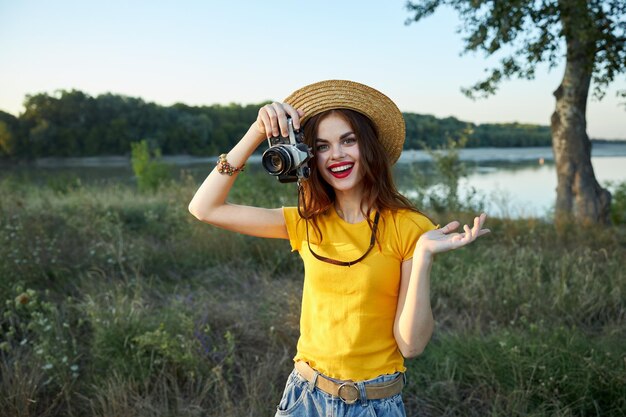 Vrolijke vrouw rode lippen fotograaf camera natuur frisse lucht