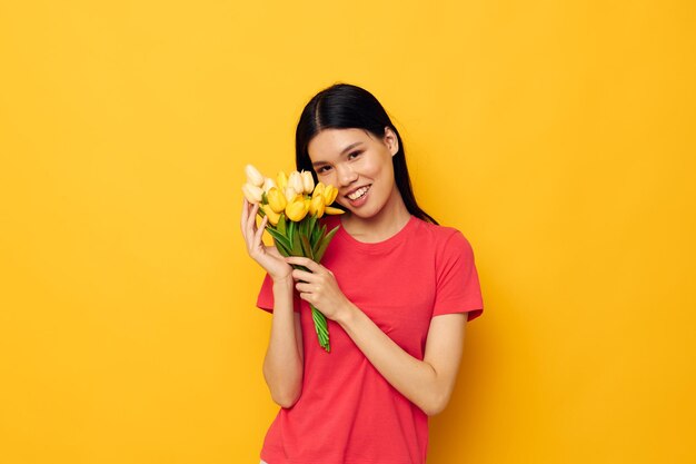 Vrolijke vrouw van Aziatische verschijning boeket bloemen lente