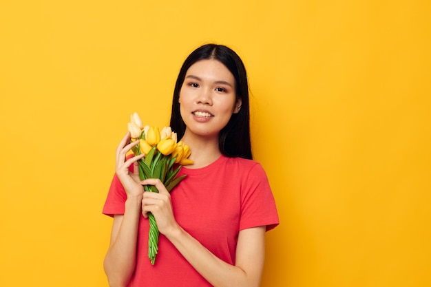Vrolijke vrouw van Aziatische verschijning boeket bloemen lente